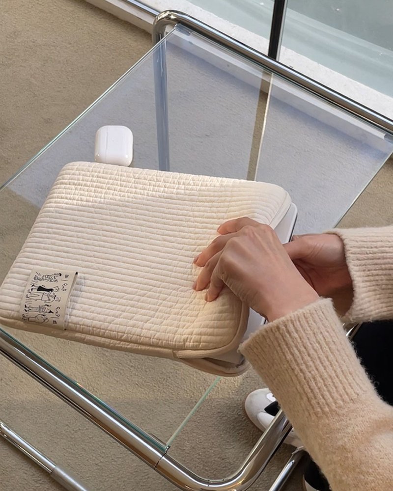 Quilted IPad Pouch (Mini/ 11inch) (Vanilla) - 電腦包/筆電包 - 棉．麻 白色