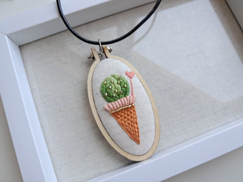 仙人掌兜冰淇淋_手工刺繡迷你繡框項鍊 - 項鍊 - 繡線 多色