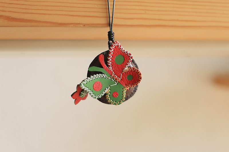 [Leather Flower] Red and Green Butterfly Leather Tape | Retractable | Original hand-colored embroidery - พวงกุญแจ - หนังแท้ หลากหลายสี