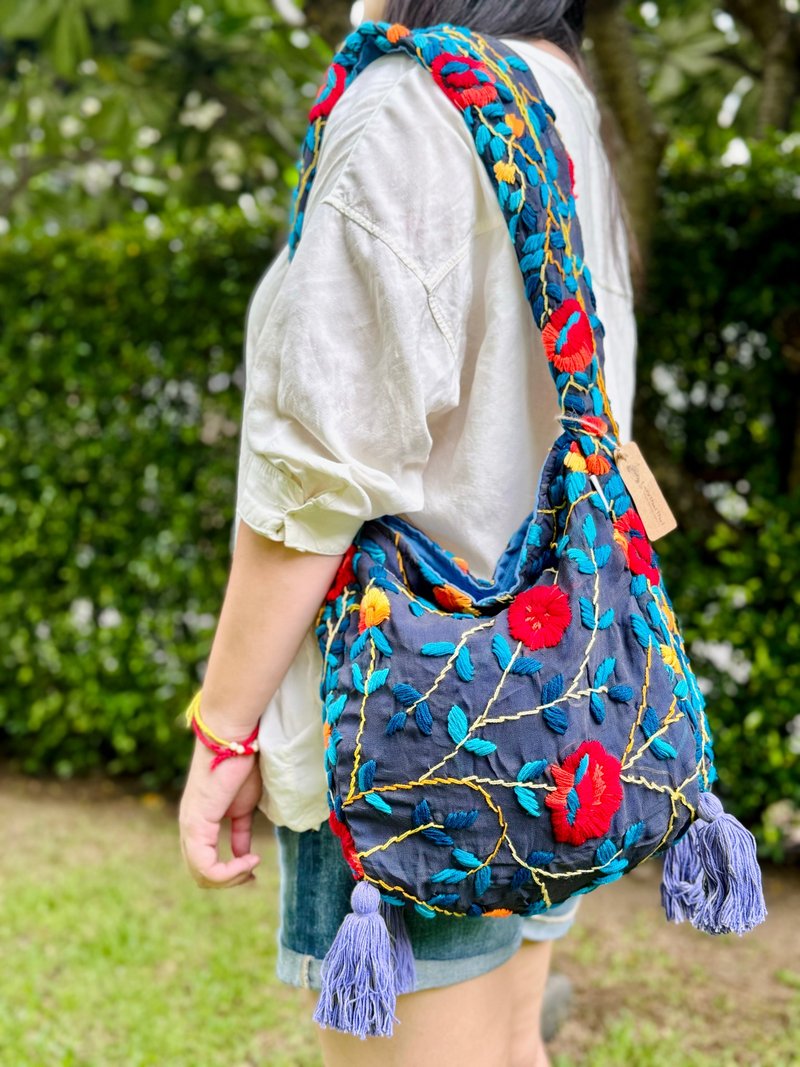 Hand embroidered dark gray floral shoulder bag shoulder bag side shoulder bag side backpack - Messenger Bags & Sling Bags - Silk Gray