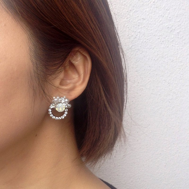 Free Shipping / Vintage Pearl × Swarovski Metal Ring bijou Collage Earring / Brass Ear Clip - Earrings & Clip-ons - Gemstone White