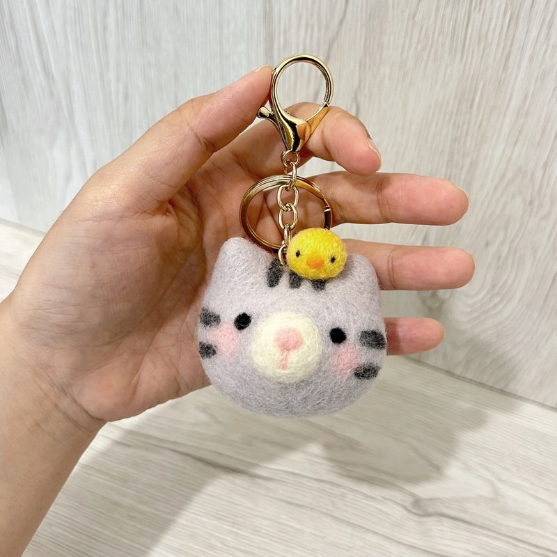 Gray cat wool felt key ring brooch pin hair accessory healing gift cat tabby - ที่ห้อยกุญแจ - ขนแกะ สีเทา