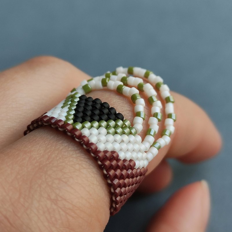 Dangle bead ring | Green beaded jewelry | Unique design ring | Elastic wide ring - 戒指 - 玻璃 綠色
