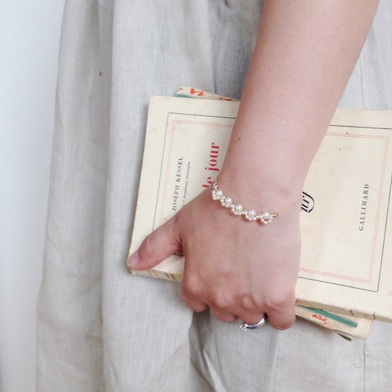 [One week limited sale] 14kgf vintage pearl scalloped lace bracelet - Bracelets - Glass White