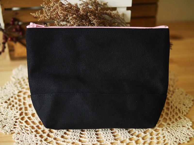 Simple makeup storage bag black x black x pink -Strawberry bamboo charcoal ice cream- - Clutch Bags - Other Materials Black
