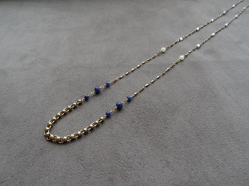 ::Downton Retro – Lady Edith’s:: MOP Shell & Sodalite Beads Brass Long Necklace - สร้อยคอ - เครื่องเพชรพลอย สีน้ำเงิน