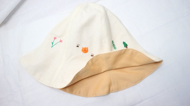 Hand-embroidered - Tulip bucket colormatch cream - หมวก - ผ้าฝ้าย/ผ้าลินิน 