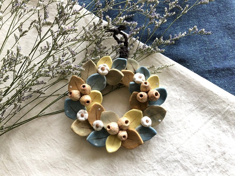 Handmade ceramic wreath ornaments - gentle bell fruit - Items for Display - Pottery Yellow