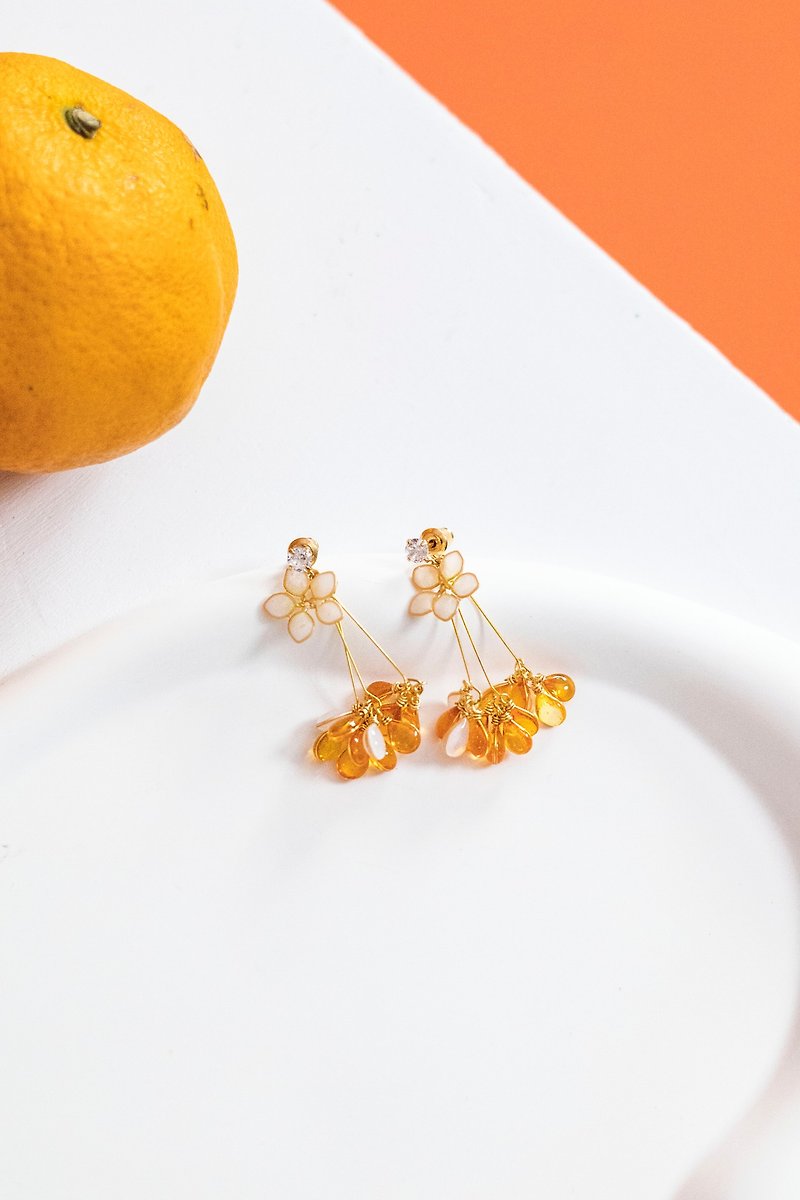 【If there is a palpitation that seems to be nothing】-The moment when our eyes meet - Earrings & Clip-ons - Resin Orange