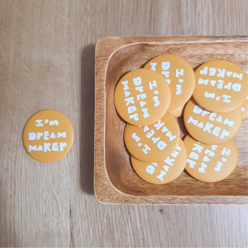 |大徽章| 夢想的實踐者 / 004 - 徽章/別針 - 防水材質 黃色