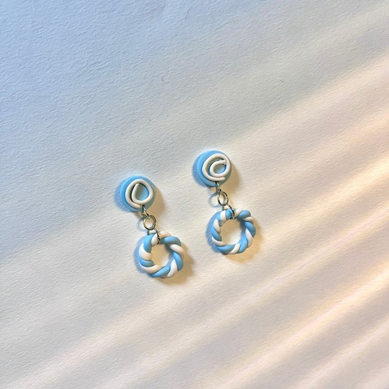 CM Ocean Swirl Blue and White Circle Handmade Polymer Clay Earrings 925 Sterling Silver Earrings - ต่างหู - ดินเผา สีน้ำเงิน