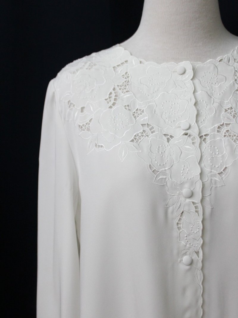 []初秋RE0916T207エレガントなレトロな椿の刺繍ラウンドネック白いシャツヴィンテージ - シャツ・ブラウス - ポリエステル ホワイト