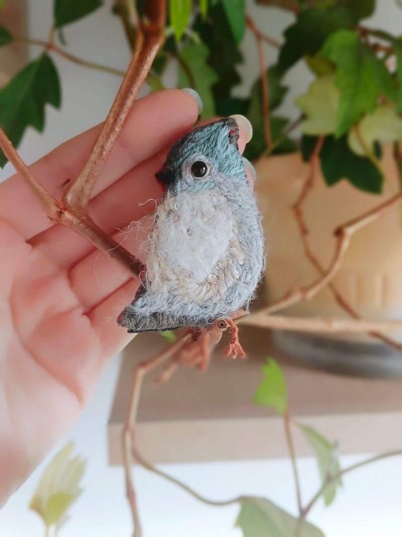 Bird brooch Embroidery Art Pin Gift - 胸針/心口針 - 繡線 灰色