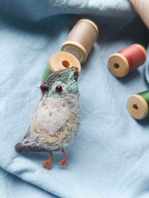 鳥ブローチ刺繍アートピンギフト - ショップ CottaTerraCotta