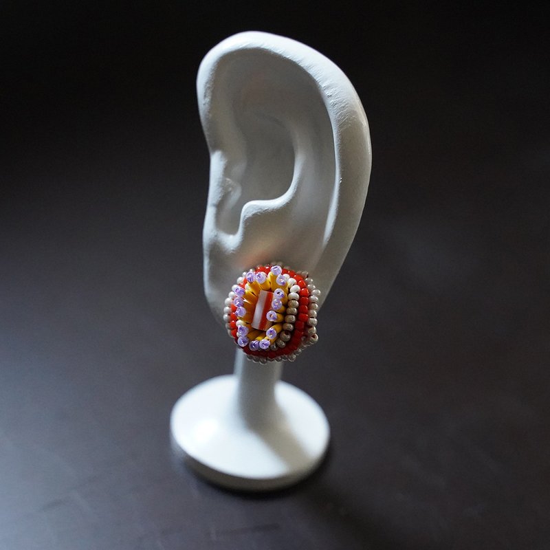 潮だまりの生き物たち3 イヤリング ピアス ビーズ刺繍　カラフル - 耳環/耳夾/耳骨夾 - 塑膠 橘色