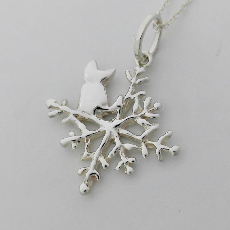 Silver necklace of cat riding on snow - สร้อยคอ - เงินแท้ สีเงิน