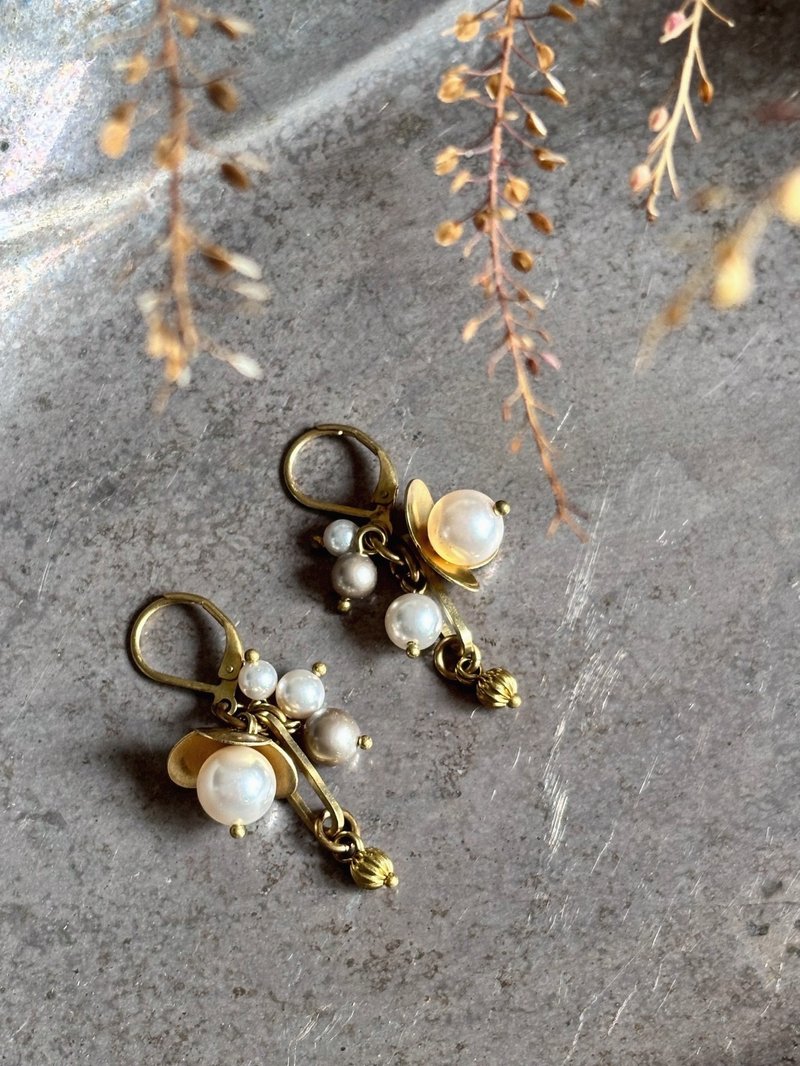黃銅花朵珍珠耳環 - 耳環/耳夾/耳骨夾 - 銅/黃銅 白色