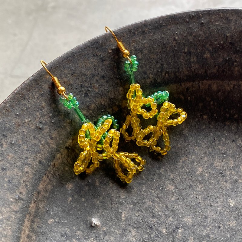 Yellow flower bead earrings (hook type) - ต่างหู - วัสดุอื่นๆ สีเหลือง