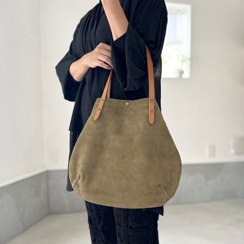 【2025登場Mサイズ】牛床ベロアと極厚オイルヌメの丸型トートバッグ M-size【オリーブ】 - 手提包/手提袋 - 真皮 卡其色