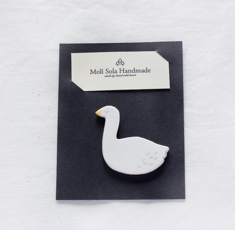 White Swan pin / brooch / accessories - เข็มกลัด - ดินเหนียว ขาว