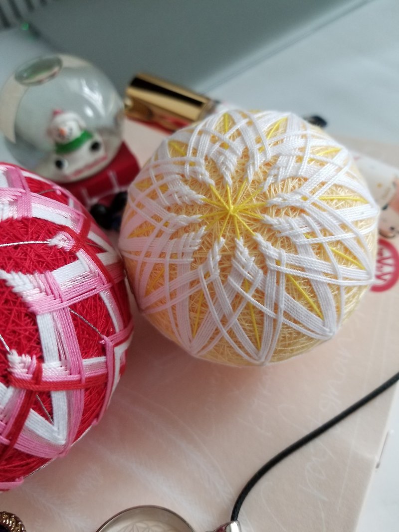 Color Line Day and Play Juball Home Play Decoration Yellow and White (Full Hand) M Size - ของวางตกแต่ง - งานปัก สีเหลือง