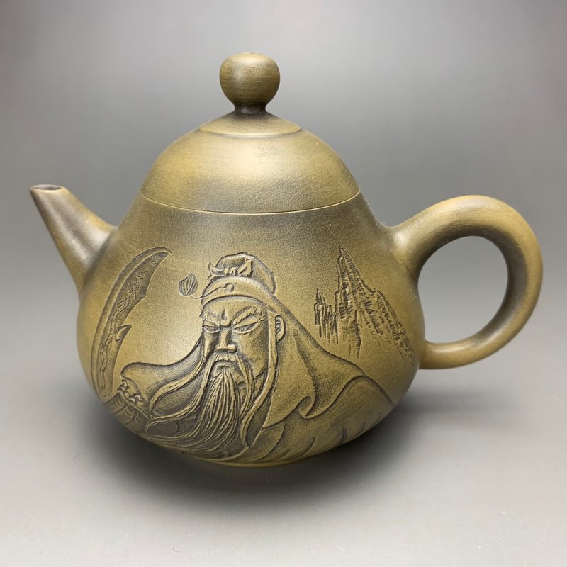 台灣【段泥窯變】雕刻關公(威震四海)窯變壺(B) - 茶壺/茶杯/茶具 - 陶 卡其色