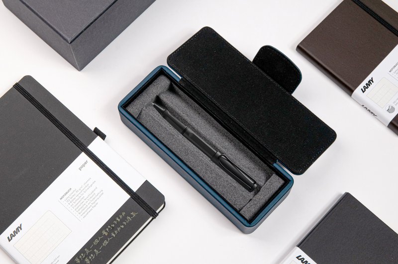 [Free engraving by laser engraving] LAMY ballpoint pen leather pen case deep blue/SAFARI-extreme black - ไส้ปากกาโรลเลอร์บอล - พลาสติก สีดำ