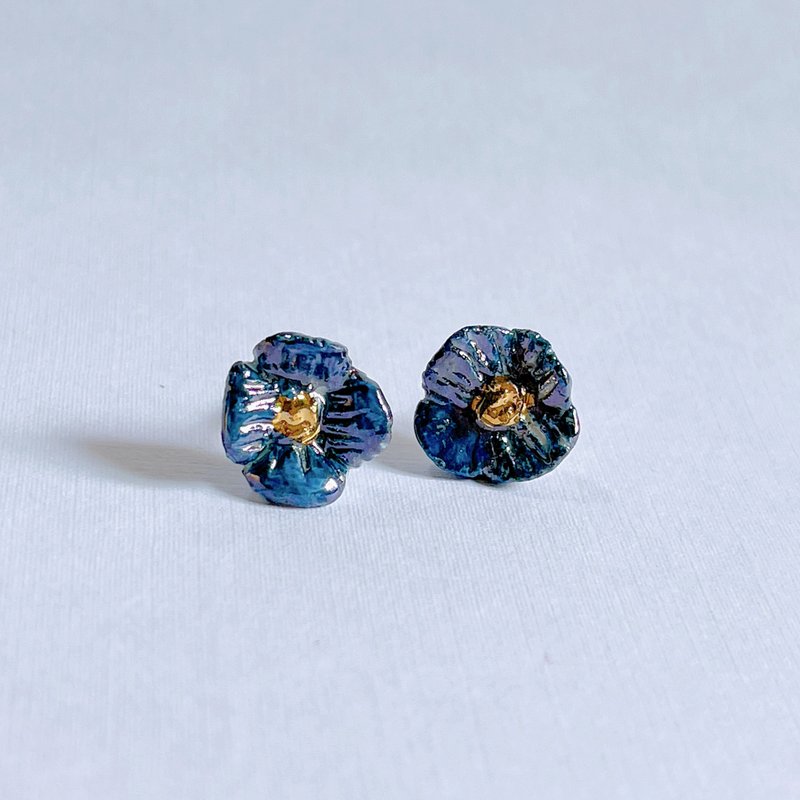 Navy blue poppy flower gilt pearl light handmade white porcelain earrings unique ceramic art - ต่างหู - เครื่องลายคราม สีน้ำเงิน