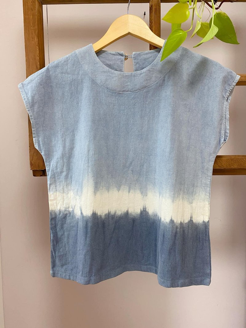 Midsummer blue short-sleeved round neck cotton top 100% cotton mud dyeing + vegetable dyeing - เสื้อกั๊กผู้หญิง - ผ้าฝ้าย/ผ้าลินิน สีน้ำเงิน