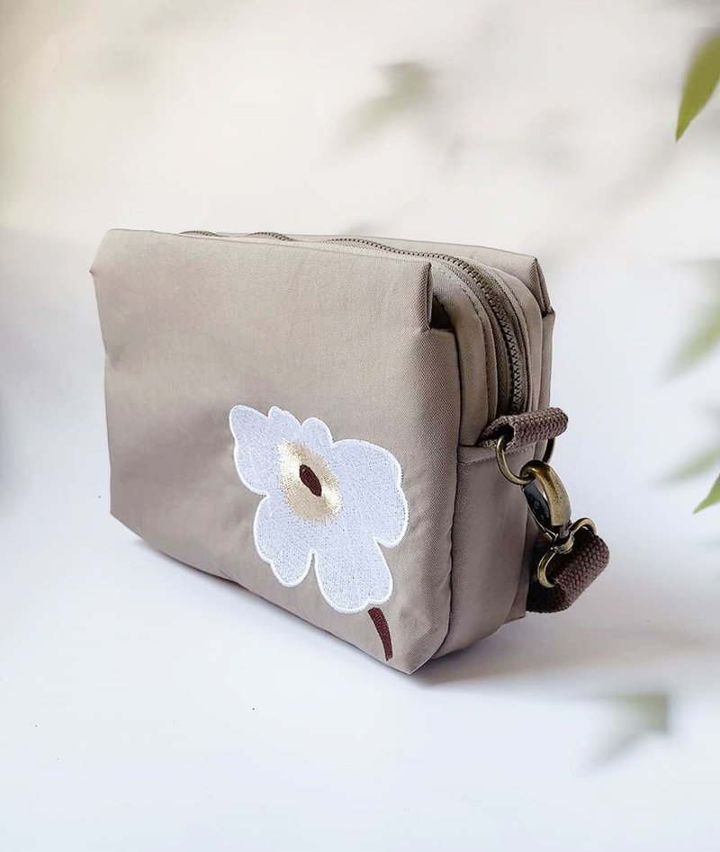 Ready stock/simple kenny cloth embroidered crossbody bag - กระเป๋าแมสเซนเจอร์ - วัสดุกันนำ้ สีกากี