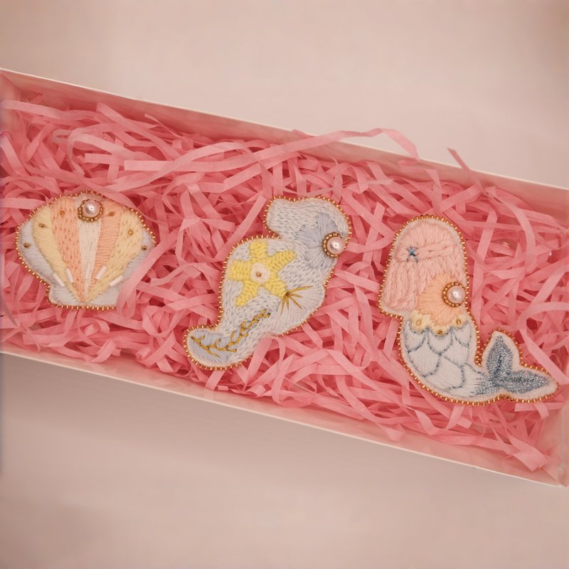 Beaded Embroidery - Fairytale Series Little Mermaid Brooch - Ariel, Seahorse, Pearl Shell - Brooches - Other Materials 