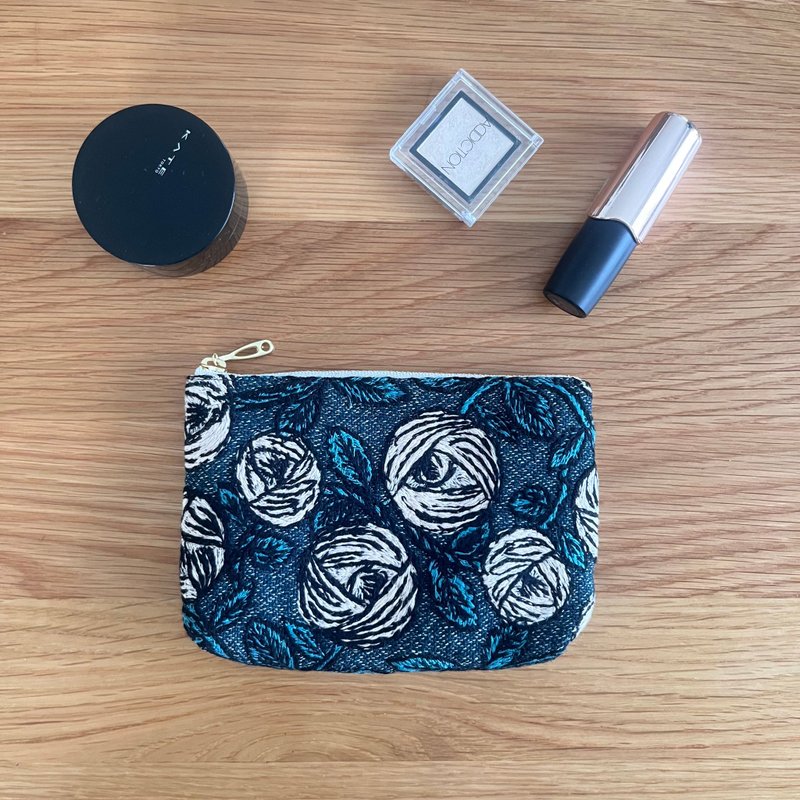 mina perhonen rosy バラ柄　コスメポーチ 化妝包　刺繡袋 - 化妝包/收納袋 - 棉．麻 藍色