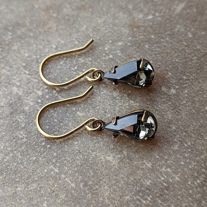 Dark Gray Drop Shape Glass Earrings - ต่างหู - แก้ว สีเงิน