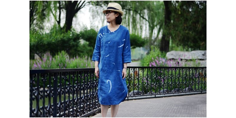 古代の法律の植物の草木の青の染色手描き新しい中国スタイルの襟襟のドレスCheongsam - スカート - コットン・麻 