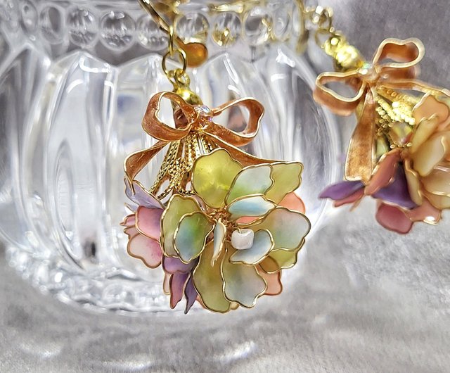 クリスタルの花束ピアス