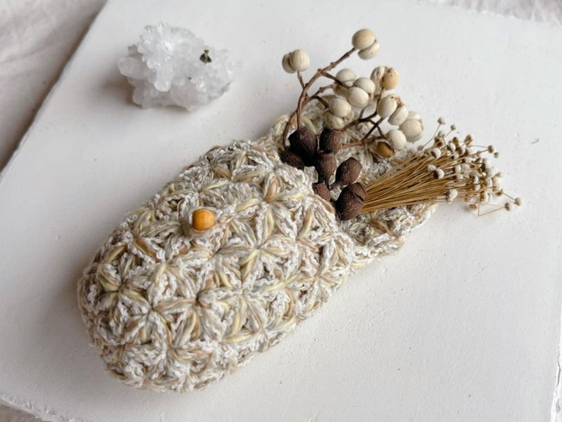 Knitting 生命之花束口袋 - 迷你側背包 - 璞 - 側背包/斜背包 - 棉．麻 卡其色