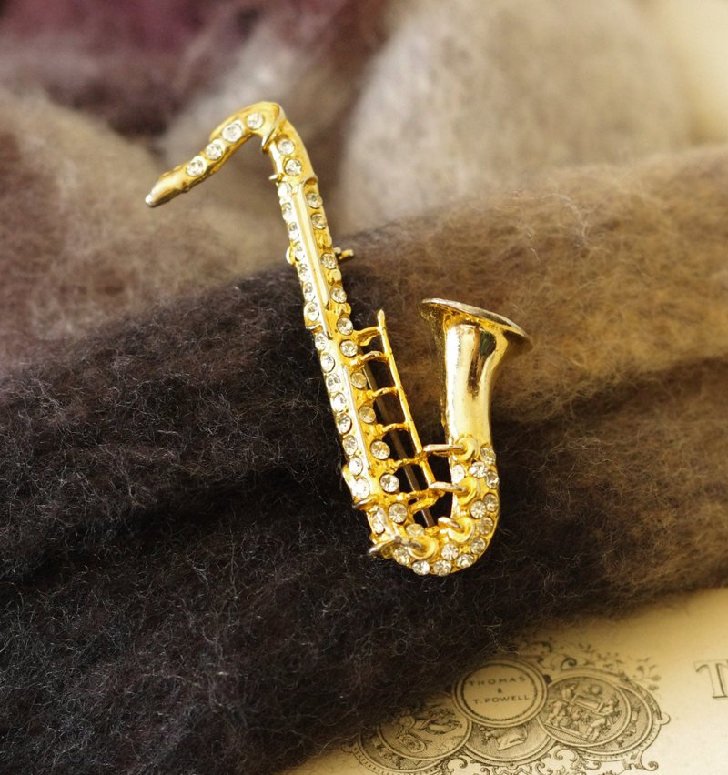 古董金色萊茵石樂器薩克斯風音樂別針胸針  B1902 - 胸針 - 其他金屬 金色