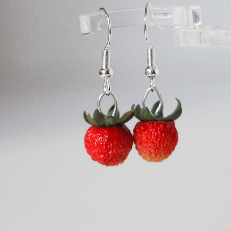 Strawberry stud earrings Berry earrings Gift for a vegan Handmade - 耳環/耳夾/耳骨夾 - 黏土 紅色