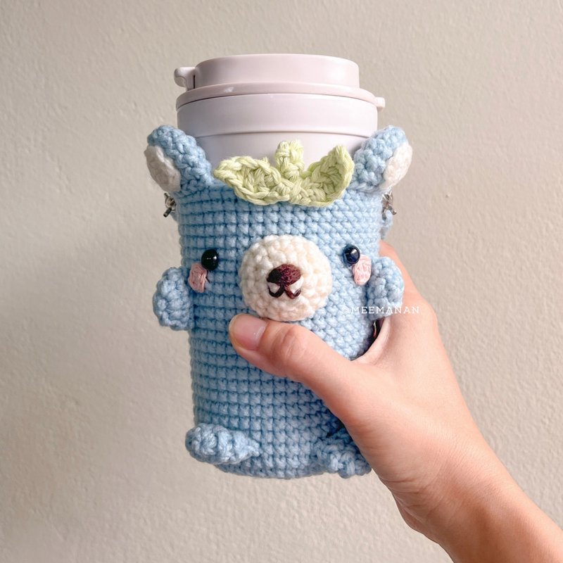 Blue Bear Coffee Sleeve 16 oz | Cute Crochet Cozy for Iced Drinks - 飲料提袋/杯套/杯袋 - 棉．麻 藍色