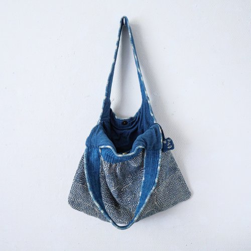 【手縫い】刺し子ミニバッグ フリンジ付き 軽やかアート感◎** 手縫い】刺し子ミニバッグ フリンジ付き 軽やかアート感◎**
