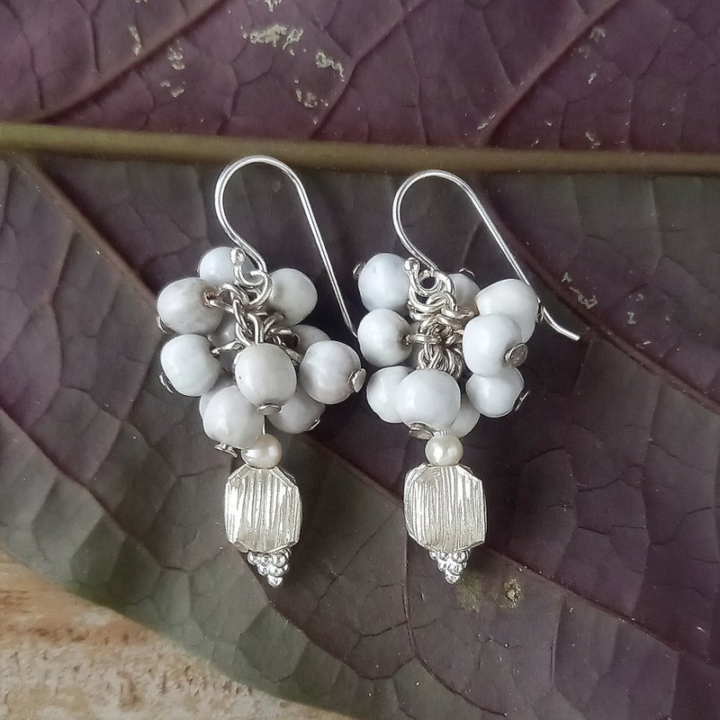 Karen Silver paper balloons, village Job's Tears, freshwater pearl earrings / Clip-On / Chiang Mai, Thailand - ต่างหู - เงิน สีเงิน