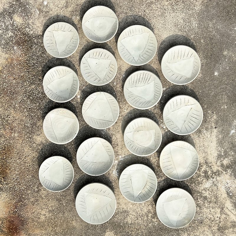 Original design hand-painted custom-made celadon triangular round plate daily tableware - จานเล็ก - ดินเผา 
