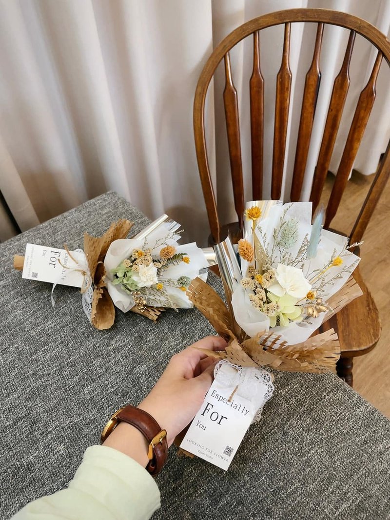 Dry bouquet [small bouquet] Teacher's Day bouquet, birthday gift, birthday bouquet, graduation bouquet, thank you - ช่อดอกไม้แห้ง - พืช/ดอกไม้ 