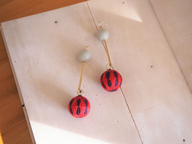 tachibanaya Retro diamond japanese TEMARI big long Earrings Red Navy temari ball ear ring - ต่างหู - งานปัก สีแดง