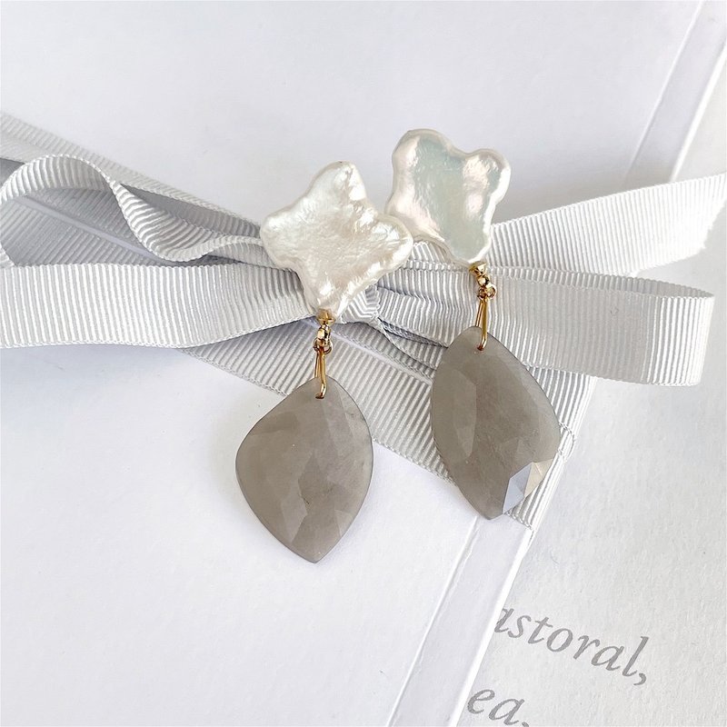 Large baroque pearl clover-shaped pearl and Silver moonstone dangling earrings - ต่างหู - ไข่มุก หลากหลายสี