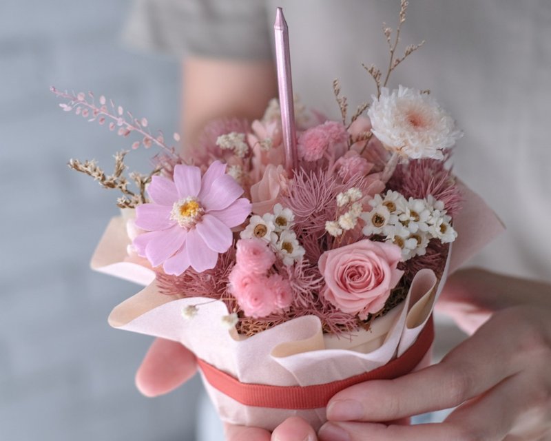 Mini cake-shaped flower gift/pink color/dried preserved flowers (with candles and packaging) - ช่อดอกไม้แห้ง - พืช/ดอกไม้ สึชมพู