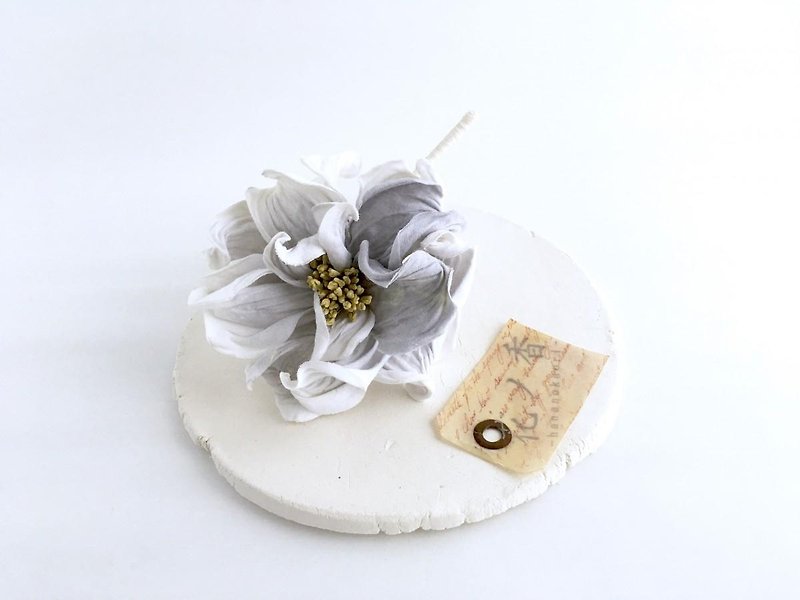 Gray flower (corsage or hair comb) - เข็มกลัด - ผ้าฝ้าย/ผ้าลินิน ขาว