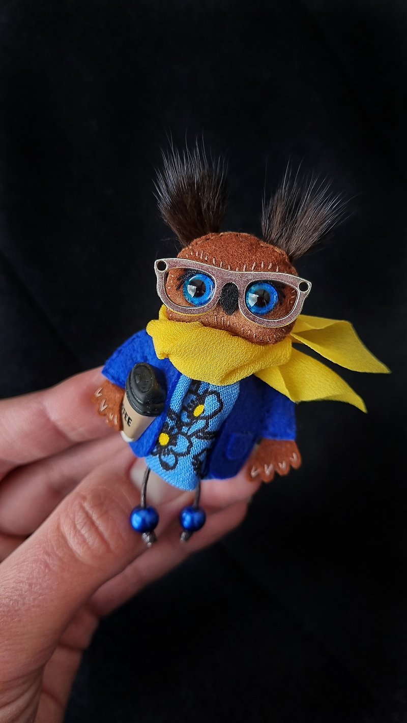 Owl brooch made of felt with fur. Brooch bird. textile owl - เข็มกลัด - วัสดุอื่นๆ สีน้ำเงิน