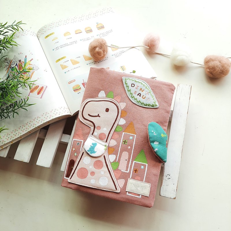 Hand pantined  dinosaur baby health manual set(pink) - ของขวัญวันครบรอบ - ผ้าฝ้าย/ผ้าลินิน สึชมพู
