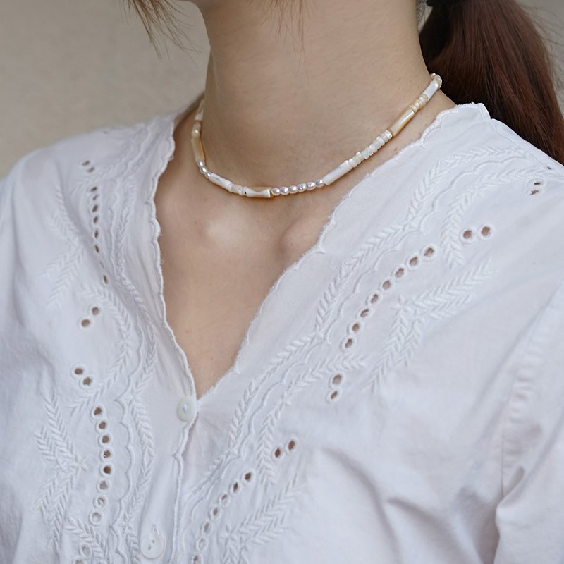 Mell natural freshwater pearl and white oyster choker necklace - สร้อยคอ - ไข่มุก ขาว